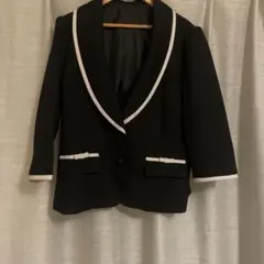 黒いブレザー上着 白い襟付き