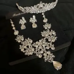 ブライダルアクセサリーセット ティアラ ネックレス イヤリング　3点セット
