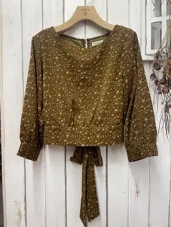 【earth music &ecology】花柄ショート丈バックリボンブラウス