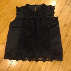 黒のレーストリムノースリーブトップス