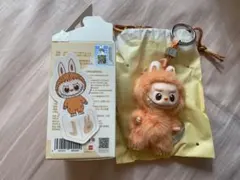 ラブブ PIN FOR LOVE アルファベットぬいぐるみペンダント《J》