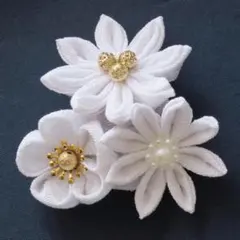 和装や卒業式にも◎　白色のつまみ細工髪飾り（ヘアクリップ）コサージュ２way