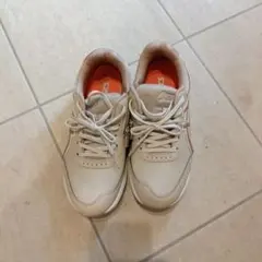 ASICS レディース スニーカー ベージュのサムネイル