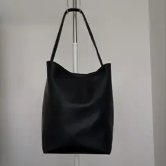 黒トートバッグと白キャンバスバッグセット