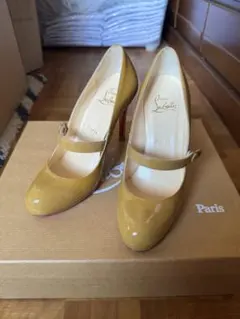 Christian Louboutin パテントパンプス ベージュのサムネイル