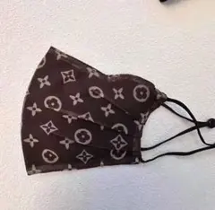 ロゴパターンのブラウンマスク