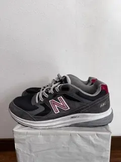 ネイビー スニーカー