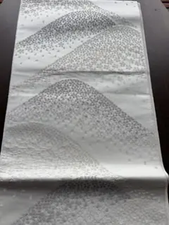 アンティーク袋帯☆光沢のあるホワイトとグレーの山と花々