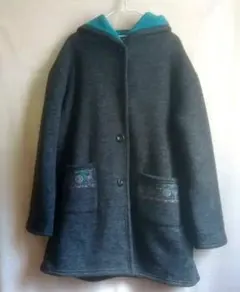 フード付きグレーのロングコート