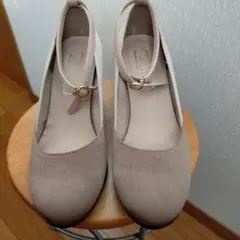 ベージュ ストラップ付きパンプス ゴールドヒール