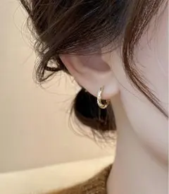 ツイストフープピアス ゴールドカラー