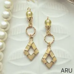 No.653.★大人可愛い☆イエローベージュ☆ひし形☆ピアス☆イヤリング