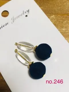 no.246 ハンドメイドピアス/イヤリング ネイビー フロッキー 小ぶり
