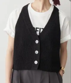 スピックアンドスパン　黒 ニットベスト Vネック ボタン付き