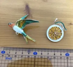 鳥とフルーツのブローチ 2点セット　SHEINのサムネイル