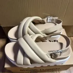 ミネトンカ 厚底クロスストラップサンダル ベージュ 26cm サイズ9のサムネイル