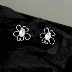 ピアス 花 フラワー キラキラ 高級感 上品 かわいい 小さめ