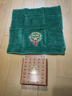 MCMハンカチ　箱付き　クリスマスデザイン　グリーン
