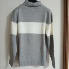 グレーとホワイトのタートルネックニット