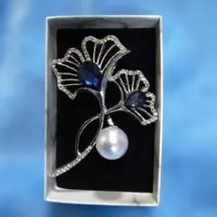 【新入荷】No.37　エレガントな銀色のブローチ
