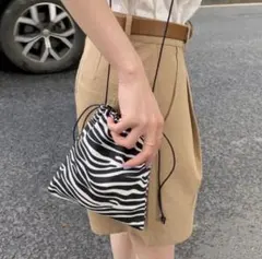 新品✨ゼブラミニ巾着ショルダー カジュアル ガーリー 化粧ポーチ 小物入れ