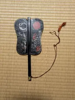 軍配 龍虎図 天下泰平 木製 置物のサムネイル