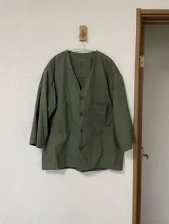 カーキ色　グリーン 薄手ノーカラージャケット　グローバルワーク
