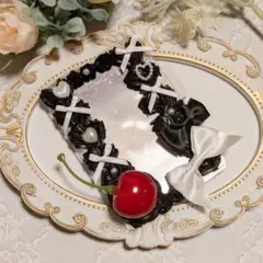 ホイップデコ✩.*˚ ブラック ホワイト チェリー トレカケース 硬質ケース