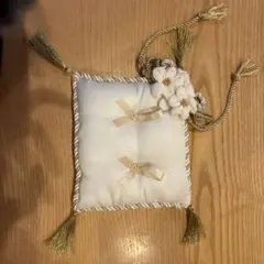 ハンドメイドリングピロー ホワイト 花飾り付き