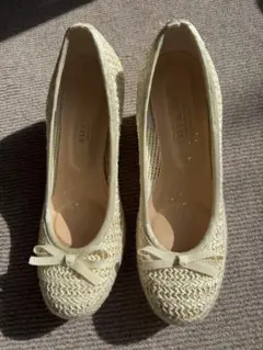 23.5cm AIによるとELLY BEANS ？アイボリー リボン付きパンプス
