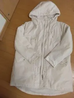 オフホワイト ダウンジャケット フード付き