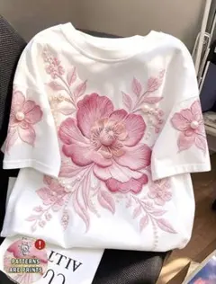 花柄の白いトップスのサムネイル