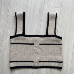 ベージュと黒のニットビスチェ