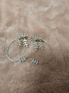 シルバー フープピアス 葉のデザイン、ピアスをイヤリング仕様に変更しました