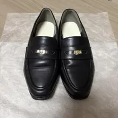 黒のローファー 金色バックル付き