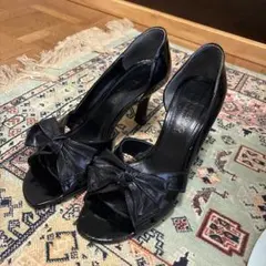 黒リボン付きオープントゥハイヒール