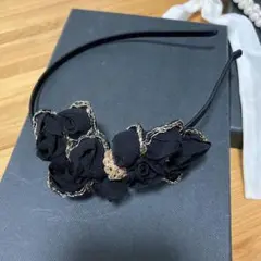 ブラック花モチーフカチューシャ