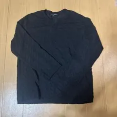 黒い編み込み模様の長袖カットソー