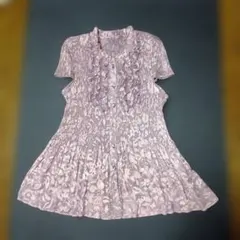 フリル付き薄いピンクのチュニック