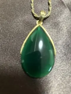 緑色滴型ペンダントネックレス