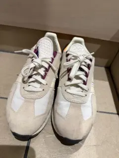 白*め様 adidas　スニーカー　26.0㌢