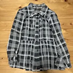 黒と白のチェック柄長袖シャツ