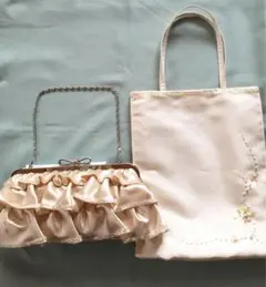 フリル付きベージュクラッチバッグ　補助バッグ