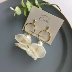 フラワーシフォンとデザインリングのイヤリング　ピアス（ホワイト）＊ハンドメイド