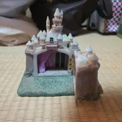 お城の形状の置物