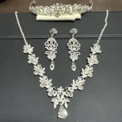 クリスタル花モチーフネックレス&イヤリング&ティアラセット
