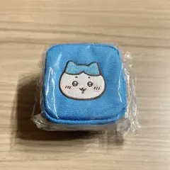 ちいかわ　カラビナつき刺繍スクエアミニポーチ　ハチワレ