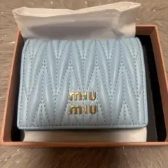 極美品】MIU MIU マテラッセ 二つ折り財布 ロゴ金具 コンパクト 水色