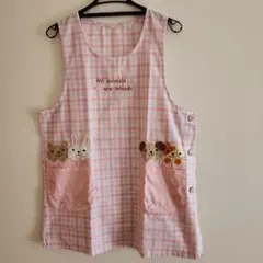 動物刺繍のピンクエプロン