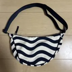UNIQLOとmarimekko コラボのボディバッグ 白と紺のストライプ